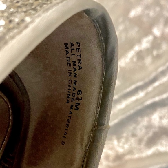 Gorgeous silver glitter pumps with silver bow peek a boo toe. 506 - Picture 5 of 9